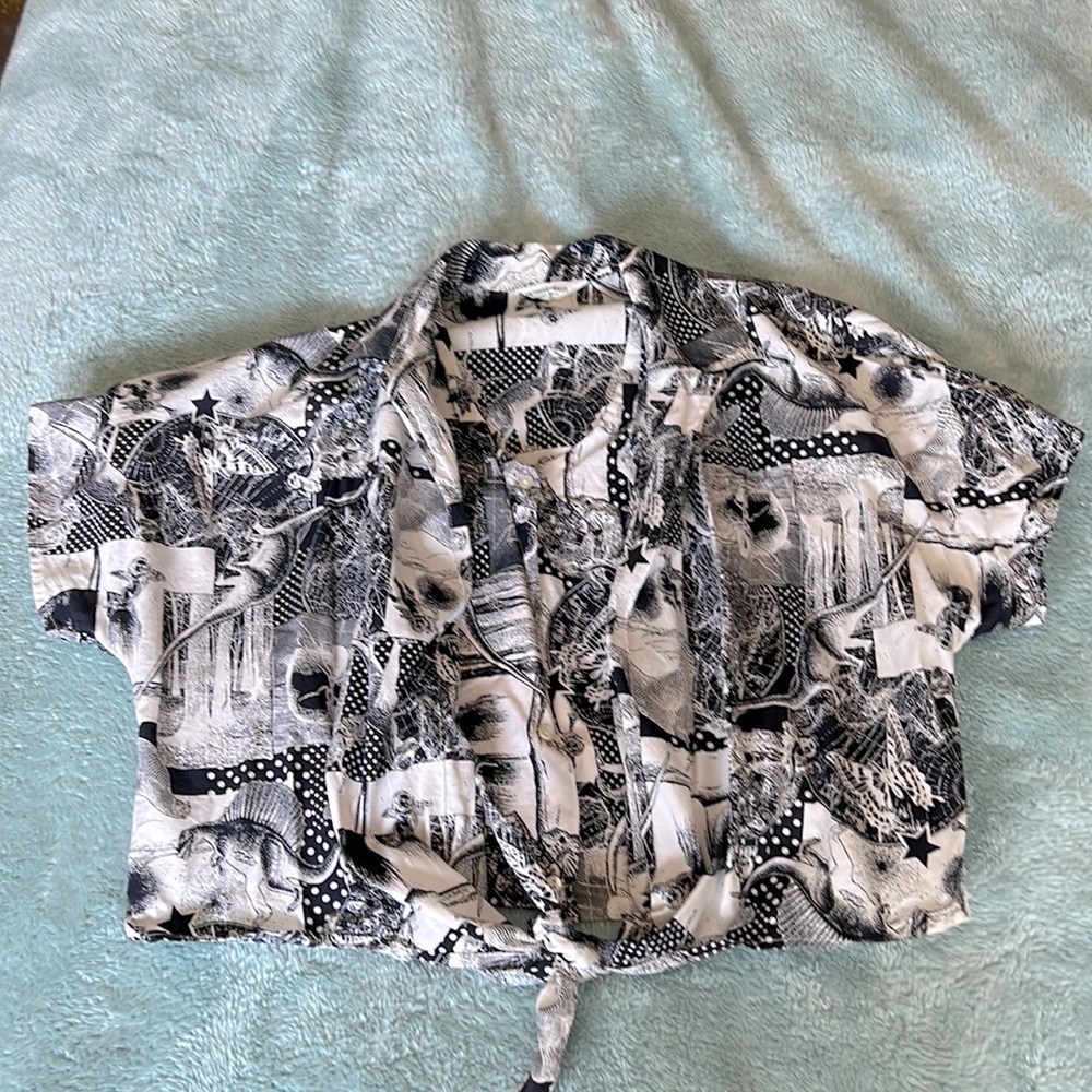 Tied front, collard button up top. All over vintage black and white pattern